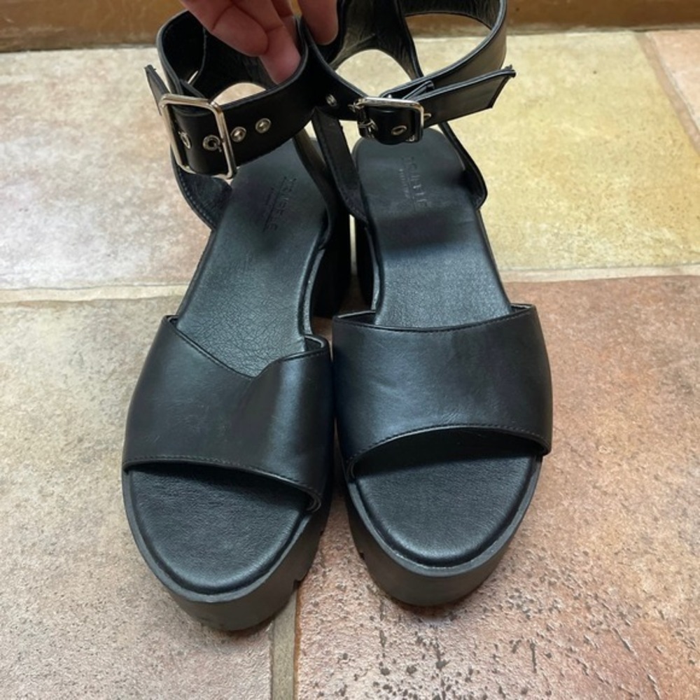 TRUFFLE CHUNKY BLACK SANDAL SIZE 40